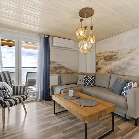 Дом отдыха Delightful Tiny River-view