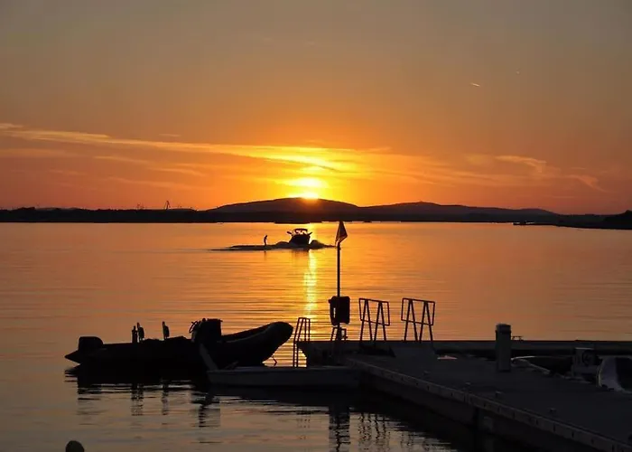 Delightful Tiny River-view בית נופש *