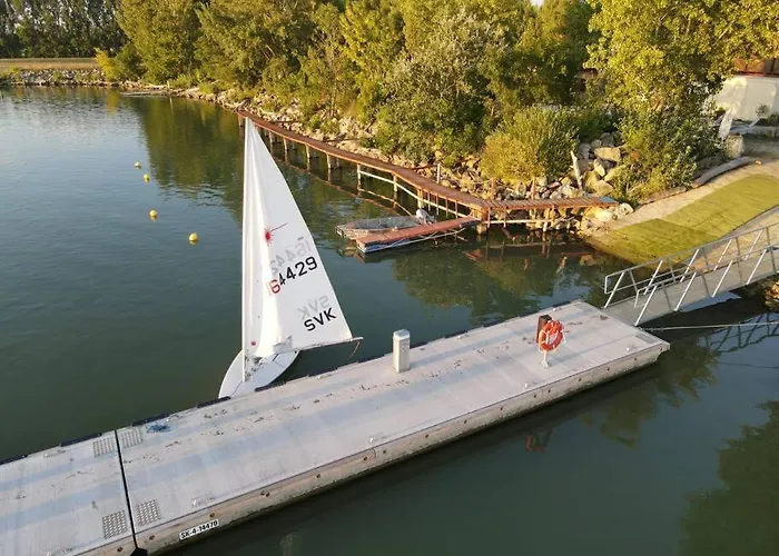 בית נופש Delightful Tiny River-view