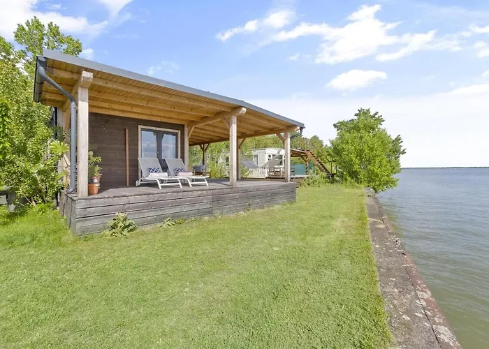 בית נופש Delightful Tiny River-view *